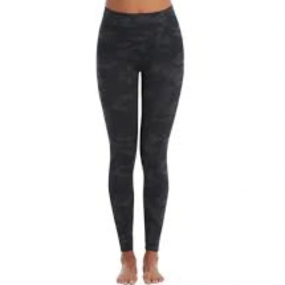 Spanx EcoCare Seamless Leggings in Black Camo - Size XL - Picture 1 of 6
